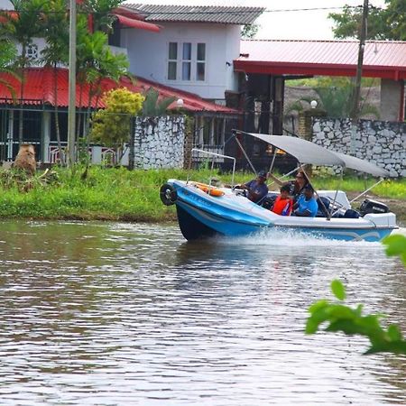 Riverside Hotel Katunayaka Buitenkant foto